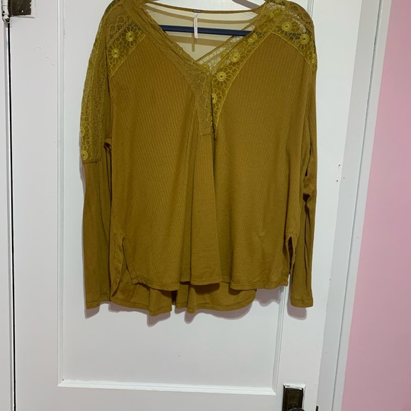 Free people shirt with awesome detailing V-neck. It is a high low size large. - Picture 10 of 10